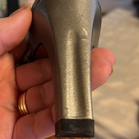 Donald J Pliner Silver Strappy-Twisted-Sling-Backs. Size 6M - Picture 5 of 10